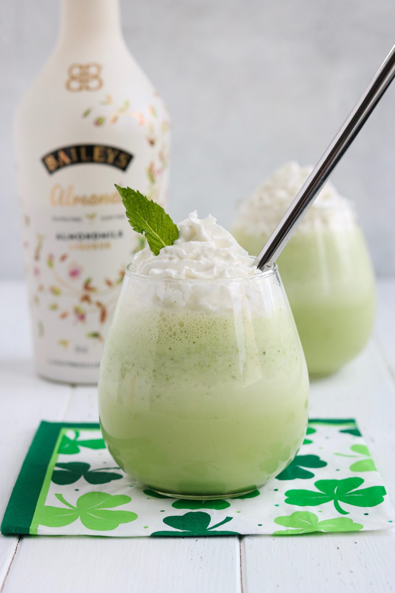 GREEN SPIKED SHAMROCK SHAKE easy green desserts for St Patricks Day. Get tons of dessert ideas from decadent, no bake, easy, vegan and green!