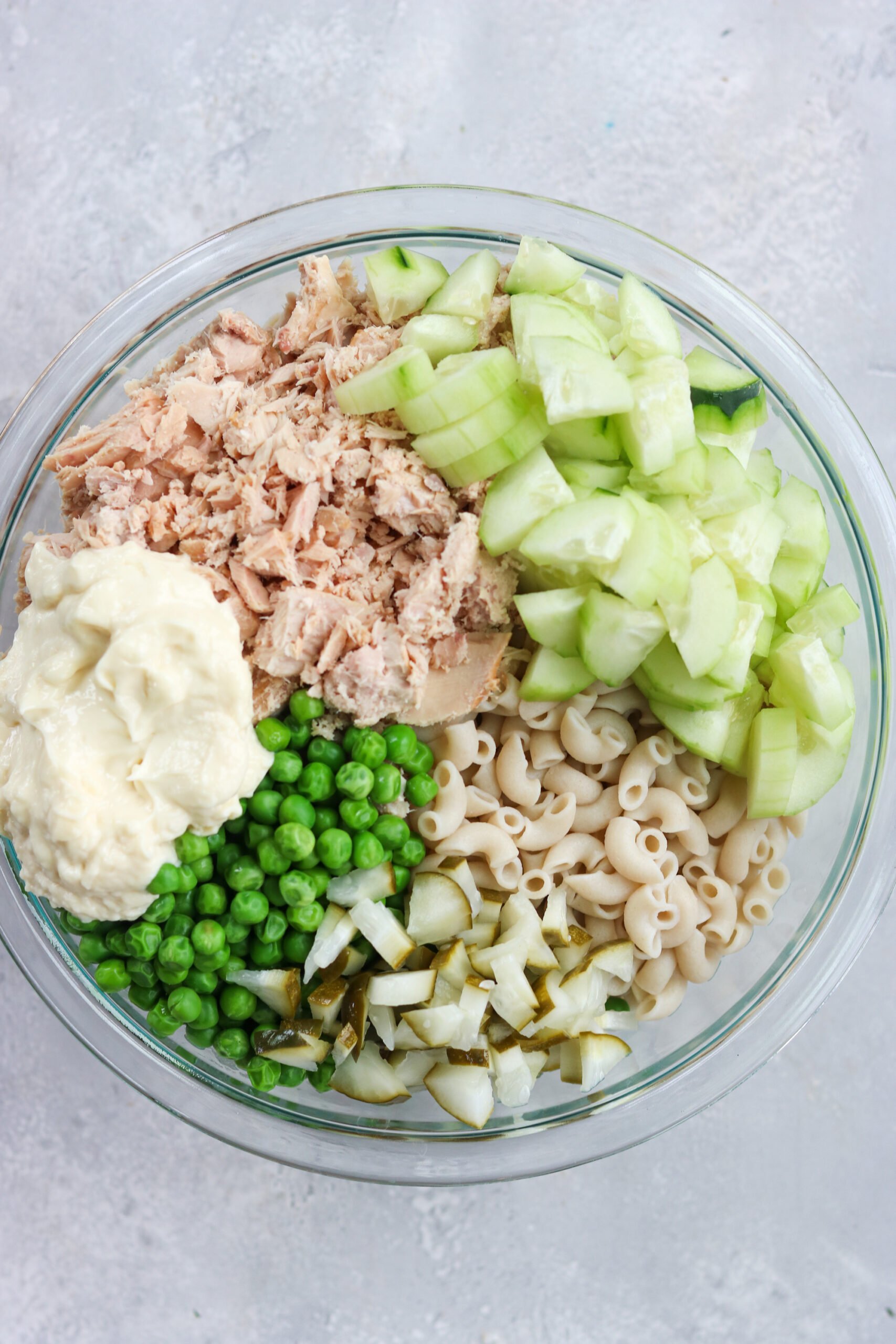 ingredients for a macaroni with tuna and peas