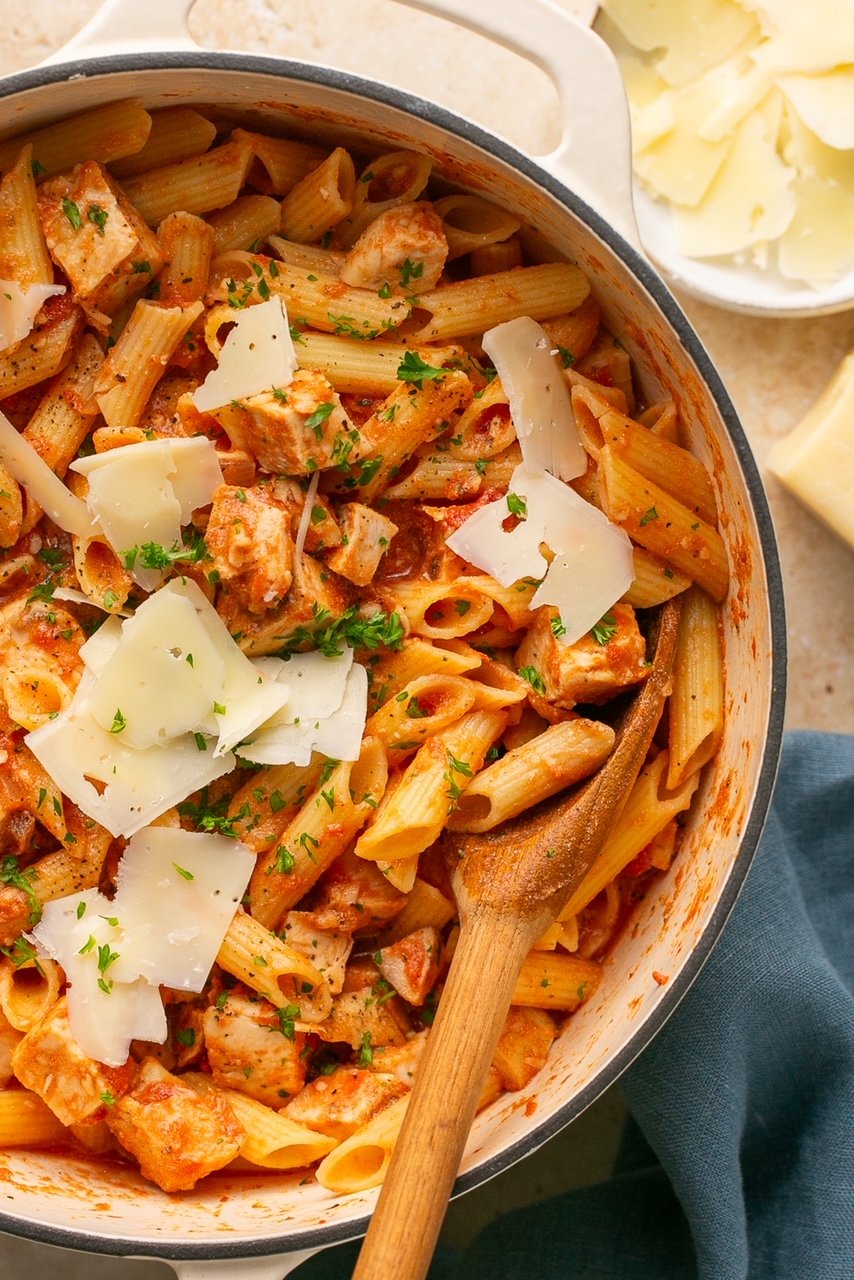 a close-up of a pot of penne vodka with chicken 